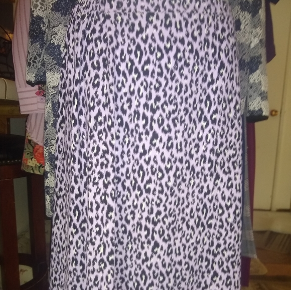 Gorgeous never worn skirt with style - Picture 2 of 4